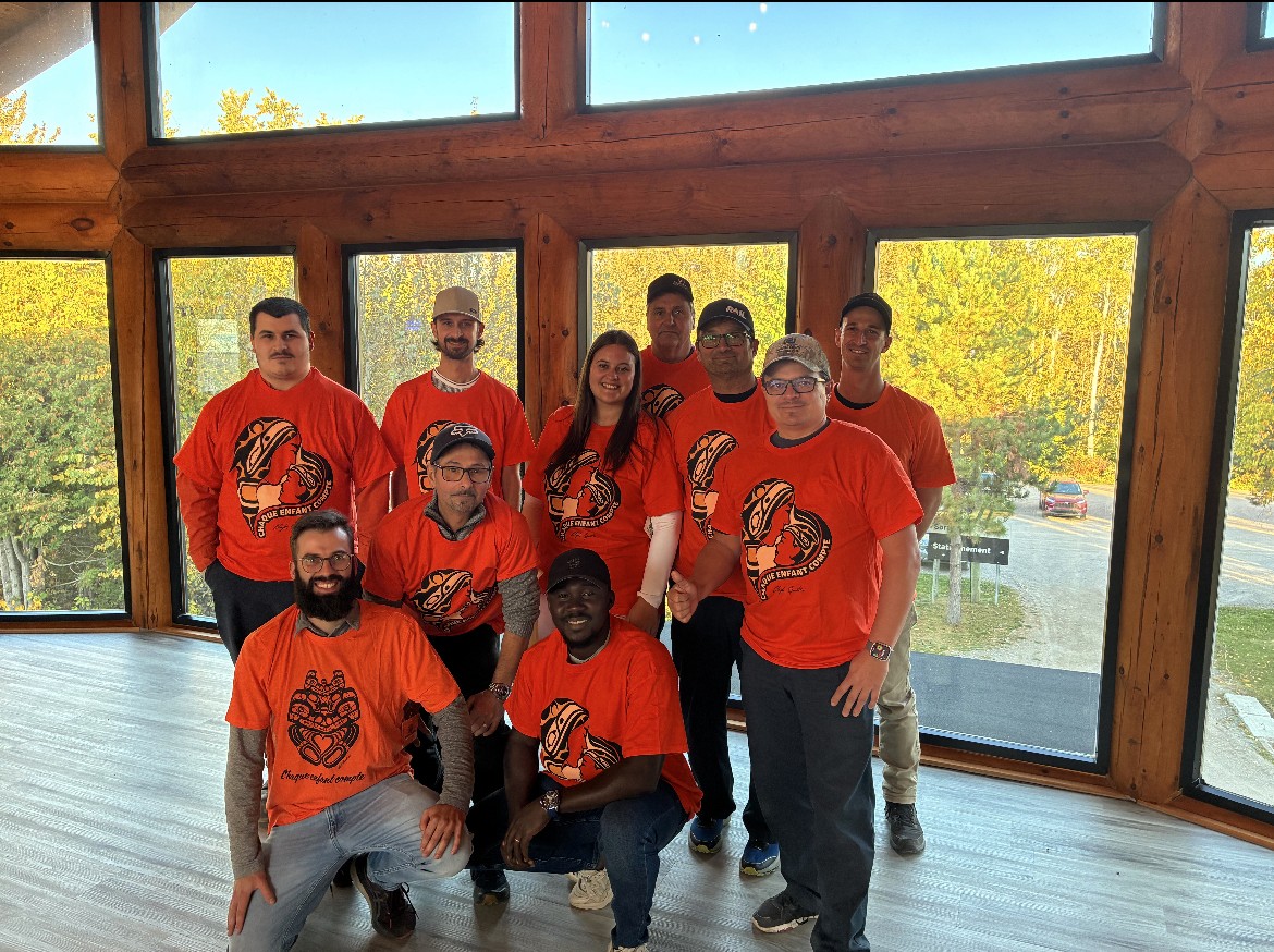 In Chambord, employees came together in “Chaque enfant compte” (“Every Child Matters”) orange shirts to honour Survivors and show support. 